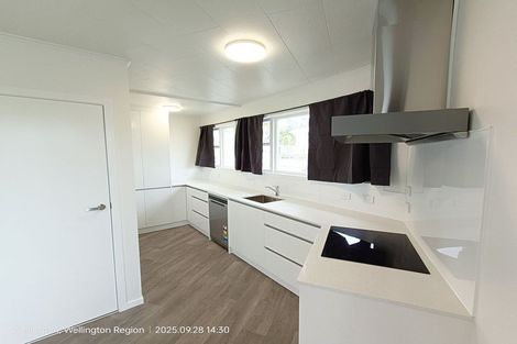 Photo of property in 35 Kenmore Street, Newlands, Wellington, 6037