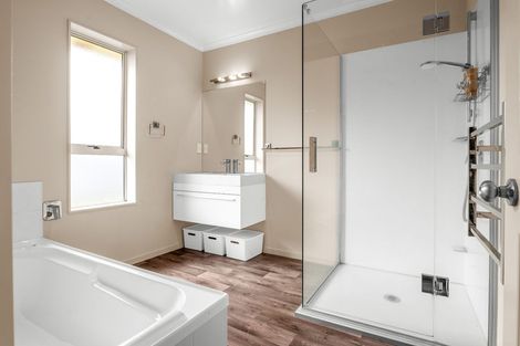 Photo of property in 63 Waiwherowhero Drive, St Andrews, Hamilton, 3200