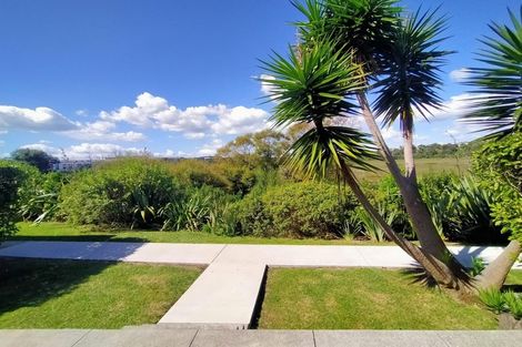 Photo of property in 1/39 St Peters Street, Northcote, Auckland, 0627