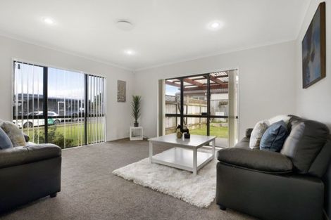 Photo of property in 17 Magic Way, Randwick Park, Auckland, 2105