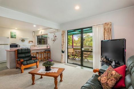 Photo of property in 25 Caspian Close, New Lynn, Auckland, 0600