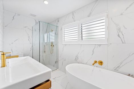 Photo of property in 210 East Coast Road, Forrest Hill, Auckland, 0620