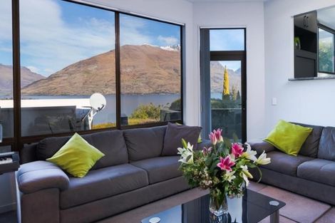 Photo of property in 56 Cedar Drive, Kelvin Heights, Queenstown, 9300