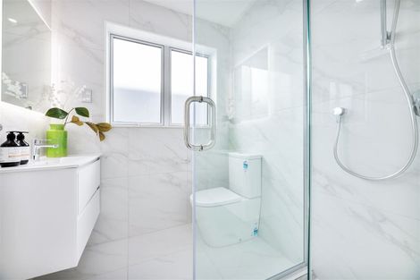 Photo of property in 3e Kingdale Road, Henderson, Auckland, 0610