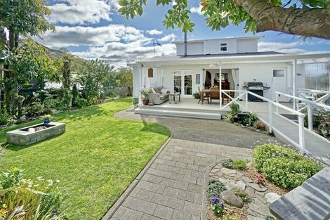 Photo of property in 30 Queen Street, Te Puke, 3119