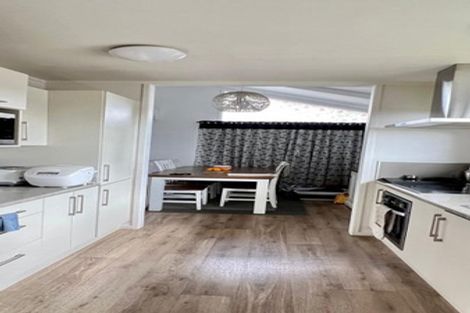 Photo of property in 32 Sunvue Road, Glen Eden, Auckland, 0602