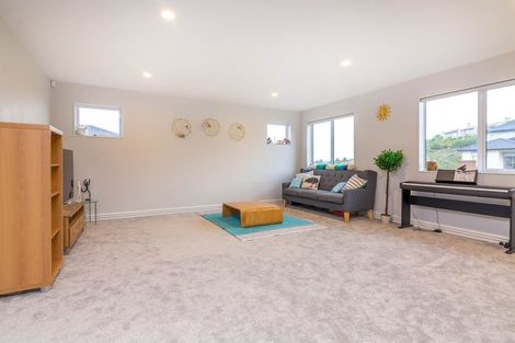 Photo of property in 18 Golden Morning Drive, Albany Heights, Auckland, 0632