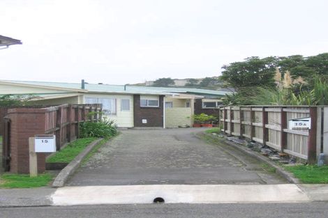 Photo of property in 15a Bayswater Place, Newlands, Wellington, 6037