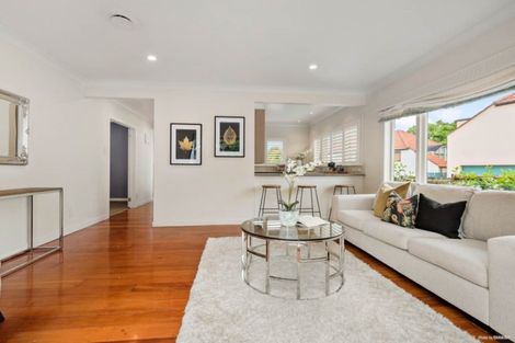 Photo of property in 1/206 East Coast Road, Forrest Hill, Auckland, 0620