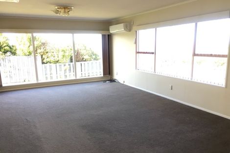 Photo of property in 34 Somes Crescent, Newlands, Wellington, 6037