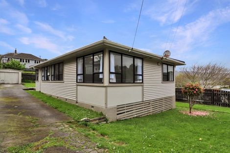 Photo of property in 32 Victory Crescent, Tawa, Wellington, 5028
