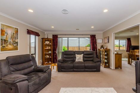 Photo of property in 16 Bluewater Place, Paraparaumu, 5032