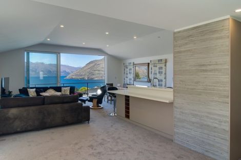 Photo of property in 28 Wynyard Crescent, Fernhill, Queenstown, 9300