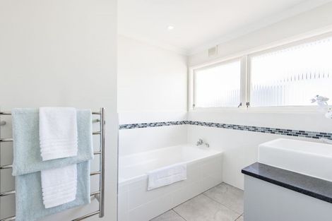 Photo of property in 2 Vanbrugh Place, Bucklands Beach, Auckland, 2014