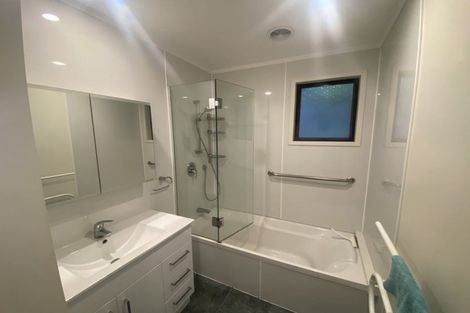 Photo of property in 2/8 Mossop Rise, Glenfield, Auckland, 0629