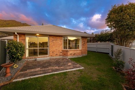 Photo of property in 15 Balmerino Grove, Waikanae, 5036