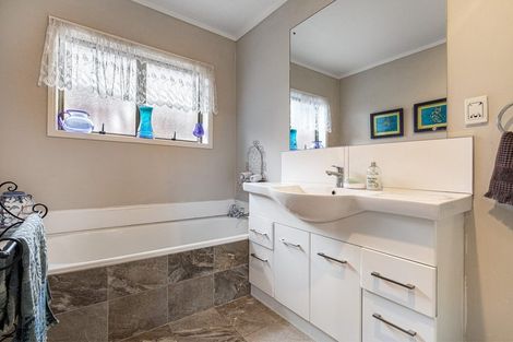 Photo of property in 106 Everglade Drive, Totara Heights, Auckland, 2105