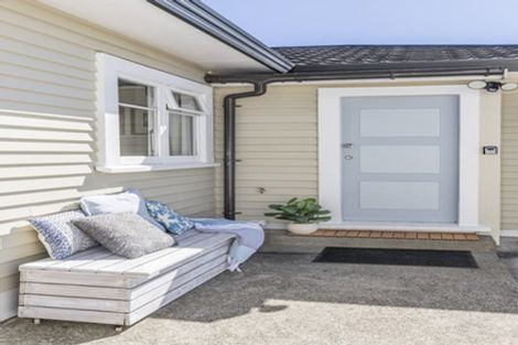 Photo of property in 15 Glanmire Road, Newlands, Wellington, 6037