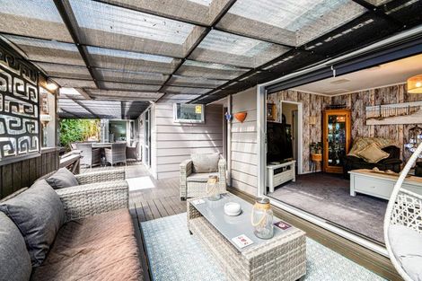 Photo of property in 51 Onedin Place, Titirangi, Auckland, 0604