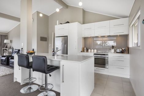 Photo of property in 3/108 East Coast Road, Forrest Hill, Auckland, 0620