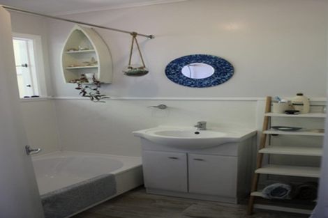 Photo of property in 152 Howard Road, Orere Point, Papakura, 2585