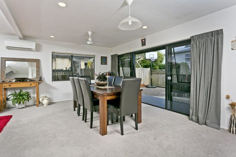 Photo of property in 2/182 Queen Street, Northcote Point, Auckland, 0627