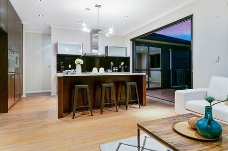 Photo of property in 19 Springvale Drive, Fairview Heights, Auckland, 0632