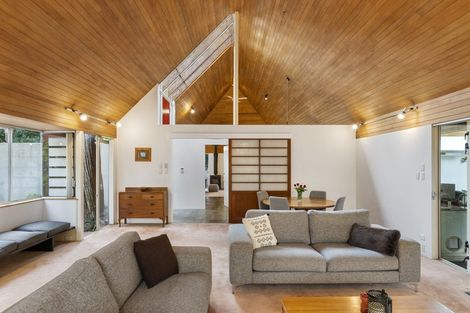 Photo of property in 17 Cobblestone Lane, Hillcrest, Auckland, 0627