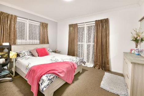 Photo of property in 76 Chivalry Road, Glenfield, Auckland, 0629