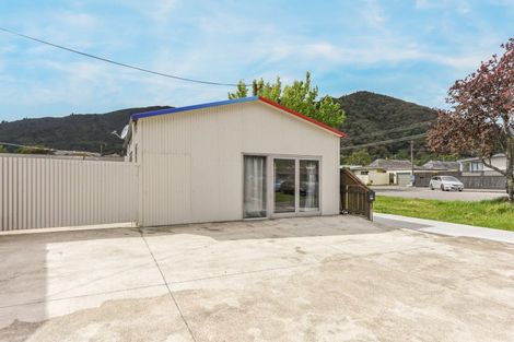 Photo of property in 61 Broadway, Picton, 7220