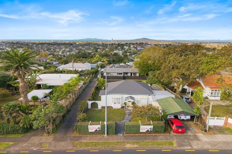 Photo of property in 133 Glenfield Road, Hillcrest, Auckland, 0626