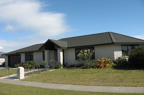 Photo of property in 2 Aburoc Place, Paraparaumu Beach, Paraparaumu, 5032