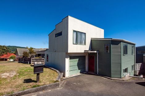 Photo of property in 84a Stewart Drive, Newlands, Wellington, 6037