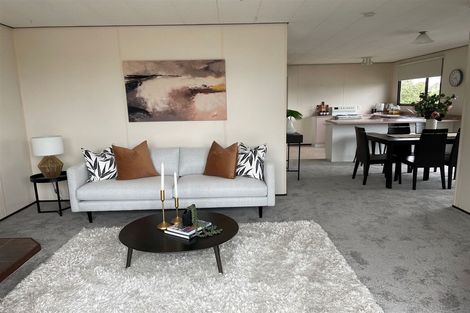 Photo of property in 72 Totaravale Drive, Totara Vale, Auckland, 0629