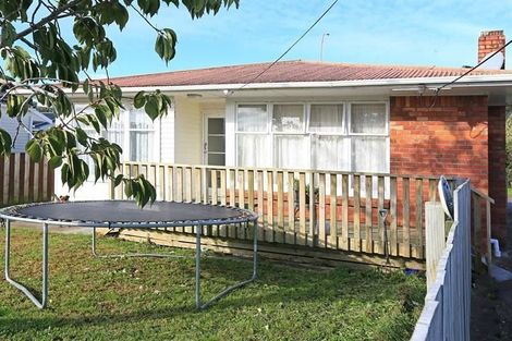 Photo of property in 6 Kirrie Avenue, Te Atatu South, Auckland, 0610