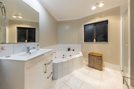 Photo of property in 36 Piper Place, Goodwood Heights, Auckland, 2105