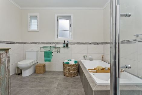 Photo of property in 545 Glenfield Road, Glenfield, Auckland, 0629