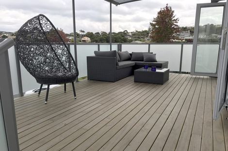 Photo of property in 39 Deverell Place, Northcross, Auckland, 0632