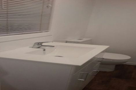 Photo of property in 631 Glenfield Road, Totara Vale, Auckland, 0629