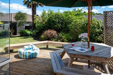 Photo of property in 3/8 Bernie Edwards Place, Botany Downs, Auckland, 2010