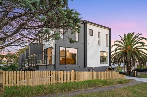 Photo of property in 1/33 Elizabeth Drive, West Harbour, Auckland, 0618