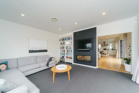 Photo of property in 114 Johnstone Drive, Fitzherbert, Palmerston North, 4410