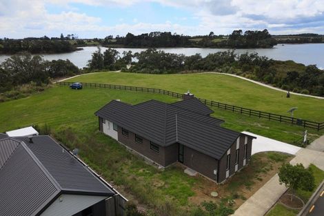 Photo of property in 73 Tahuna Minhinnick Drive, Glenbrook, 2681