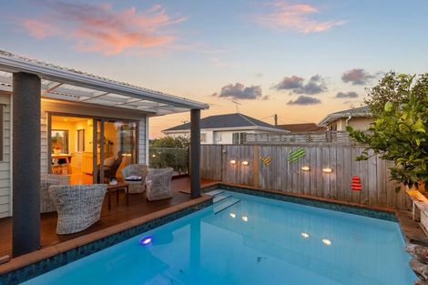 Photo of property in 1/66 Browns Bay Road, Rothesay Bay, Auckland, 0630