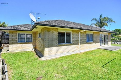 Photo of property in 2 Carisbrook Crescent, Papakura, 2110