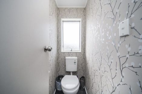 Photo of property in 18 Cumberland Place, Kelvin Grove, Palmerston North, 4414