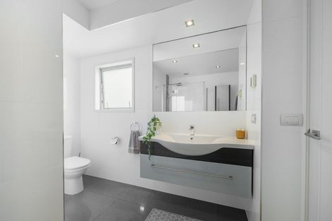 Photo of property in 2/91 Aberdeen Road, Castor Bay, Auckland, 0620