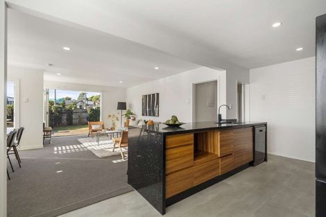 Photo of property in 25 Holland Avenue, Point England, Auckland, 1072