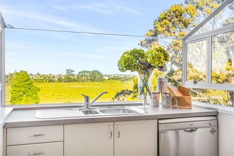 Photo of property in 122 Matipo Road, Te Atatu Peninsula, Auckland, 0610