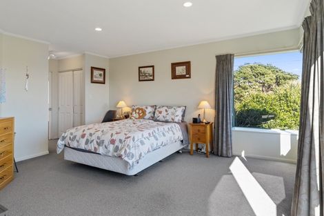 Photo of property in 49a Kakariki Grove, Waikanae, 5036